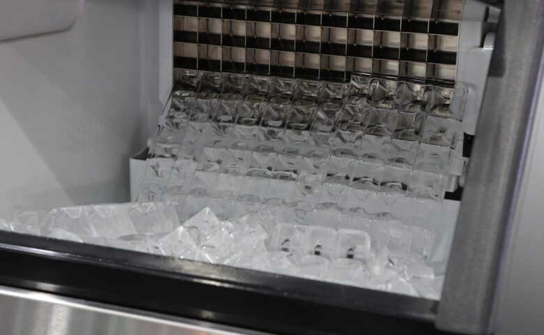 Cube ice in ice making machine
